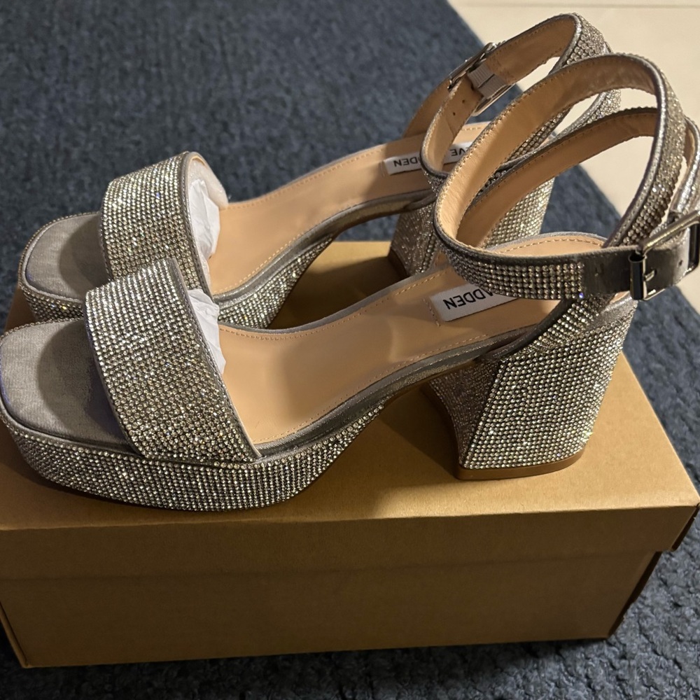 Steve Madden Silver Platform Sandals with Chunky Heel - Picture 4 of 7